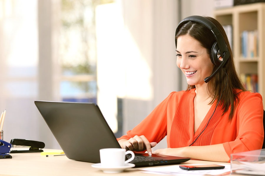 How to Work as a Customer Service Representative From Home 